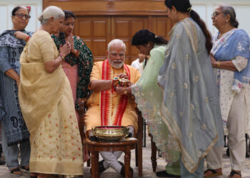 Prime Minister greets everyone on Raksha Bandhan