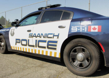 6 police officers wounded, 2 suspects dead in exchange of gunfire at Saanich, B.C., bank