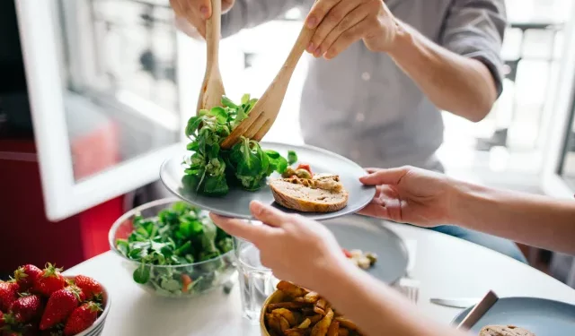 Eat With Consistency for Better Calorie Control