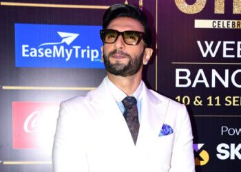 Ranveer Singh mobbed by fans at SIIMA Awards 2022
