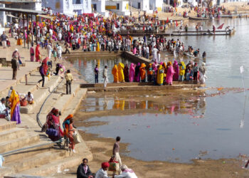Over one lakh take the holy dip at Pushkar Sarovar on Monday