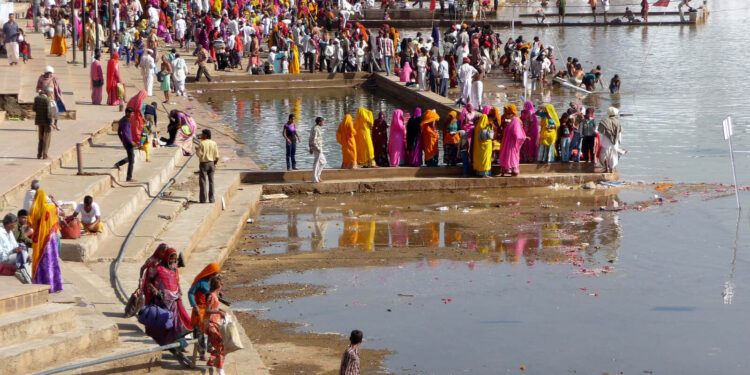 Over one lakh take the holy dip at Pushkar Sarovar on Monday