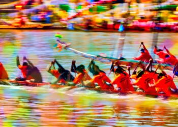 Experience the thrill of Thailand’s famous long-boat racing!