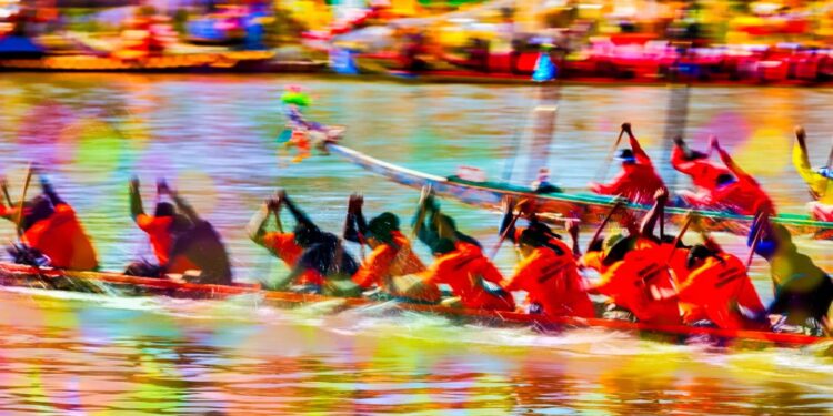 Experience the thrill of Thailand’s famous long-boat racing!