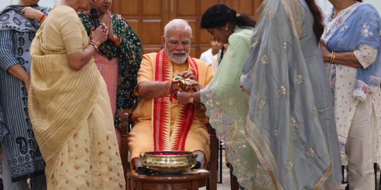 Prime Minister greets everyone on Raksha Bandhan
