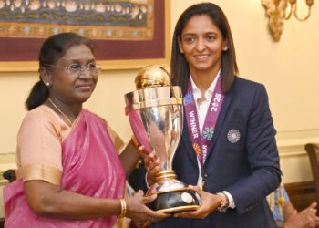Members of the Indian Women Cricket team call on the President of India