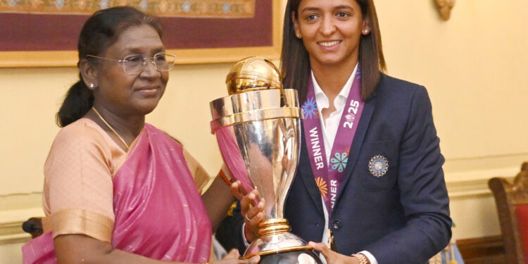 Members of the Indian Women Cricket team call on the President of India